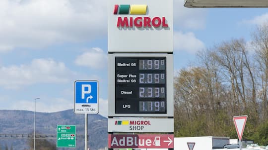 Migrol Tankstelle - In der Schweiz weichen die Spritpreise massiv voneinander ab. Wer clever vergleicht und die 5er-Regel kennt, entlastet das Haushaltsbudget beim Autofahren spürbar. Der Beobachter-Fahrplan für Sparfüchse