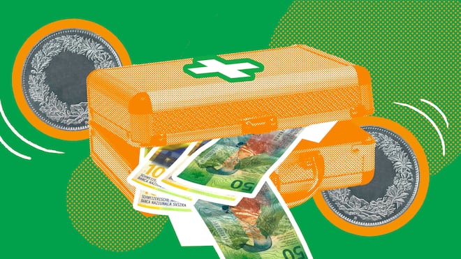 So sparen Sie bei den Prämien Ein Koffer mit Kreuz darauf und 50er-Banknoten darin vor Münzen und einem grünen Hintergrund - Der Beobachter gibt Tipps, wie Sie Ihre Gesundheitskosten bei der Krankenkasse aufgrund der gestiegenen Prämien senken können.