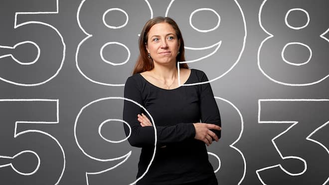 Wohin verschwindet eigentlich mein Geld? Autorin Chantal Hebeisen blickt auf die Zahlen ihre Haushaltsbudgets: 5898.– hat sie monatlich einkalkuliert, 5983.– hat sie ausgegeben.