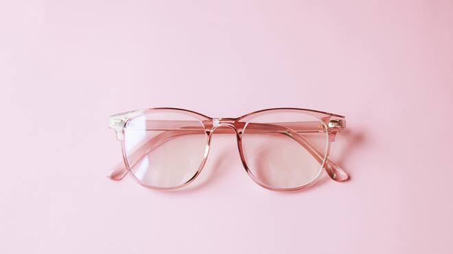 Dank Spenden eine neue Brille Trendy modern minimalistic flat lay with eyeglasses over pink background