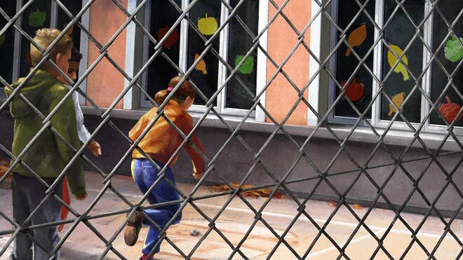 Er ist neun – und wird von der Schule ausgeschlossen Kinder spielen auf dem Schulhof, im Vordergrund ein Maschendrahtzaun. Ein Bub wird zweimal suspendiert. Der Grund sei sein Verhalten. Darf ein Schulleiter so weit gehen?