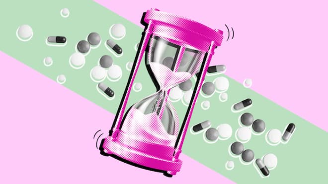 So bewahren Sie Medikamente richtig auf Eine Sanduhr misst die Zeit, dahinter liegen verschiedene Tablettenformen von Medikamenten. Achten Sie auf das Verfallsdatum und die korrekte Lagerung von Medikamenten? Die Tipps, worauf Sie achten sollten