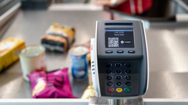 Twint, Visa, Mastercard – wir zahlen immer mehr drauf Kartenlesegerät an Kasse