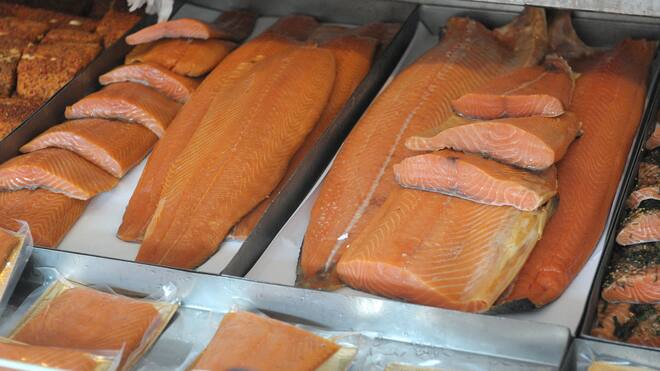 100 Millionen Lachse sterben wegen Qual-Zucht Picture shows salmon and other fishes at the Fish Market near the Norwegian harbor of Bergen on September 12, 2014 in Bergen. AFP PHOTO ERIC PIERMONT (Photo by ERIC PIERMONT / AFP) (Photo by ERIC PIERMONT/AFP via Getty Images)