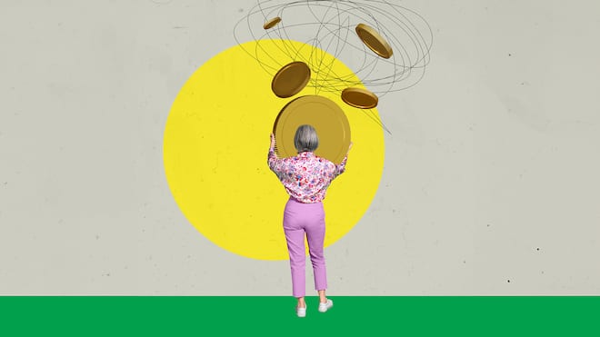 Was tun, wenn man mit 60 kein Arbeitslosengeld mehr erhält? Eine ältere Frau, die von hinten ersichtlich ist, hält eine grosse Münze in der Hand, die zusammen mit anderen von oben nach unten fällt. Wer arbeitslos und ausgesteuert ist, hat unter Umständen Anspruch auf eine Überbrückungsrente bis zur Pensionierung. Das gilt es zu beachten, wenn Sie 60 Jahre oder älter sind.