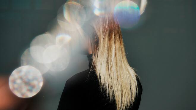 «Mein Verlobter war ein Psychopath» Blonde Frau von schräg hinten - Sie flieht vor Zwangsheirat und Gewalt aus der Türkei in die Schweiz. In der Heimat lauert der Tod – dennoch soll sie zurückgeschafft werden