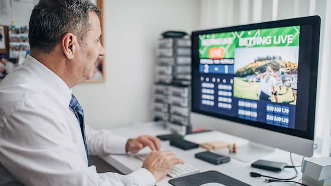 Das ist bei Sportwetten und Glücksspielen erlaubt Ein Büroangestellter platziert während der Arbeitszeit eine Live-Wette für ein Fussballspiel. Was ist in der Schweiz bei Sportwetten erlaubt? Und darf man private Tippspiel-Turniere durchführen, bei dem es um ein grosses Preisgeld geht? Das sagt das Schweizer Geldspielgesetz