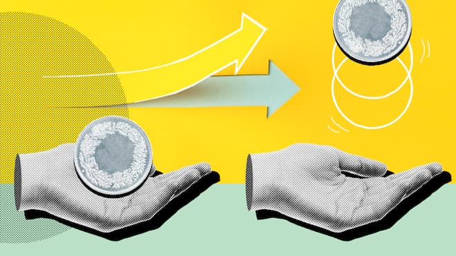 Ich will mehr Lohn! Zwei offen ausgestreckte Hände fangen eine Geldmünze ein, die von oben nach unten herabfallen. Alles wird teurer, nur der Lohn bleibt gleich. Mit diesen Experten-Tipps verhandeln Sie schlauer