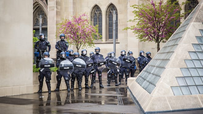 Widerstand und die Staatsgewalt Foto: Stefan Bohrer, 1.5.23, Basel: Mit einem grossen Polizeiaufgebot wird der Umuzg bei der Kundgebung zum Tag der Arbeit gestoppt in Basel, am Montag, 1. Mai 2023. In den Städten wird immer mehr demonstriert. Die Behörden fassen das zunehmend als Angriff auf. Warum sind die Fronten so verhärtet?