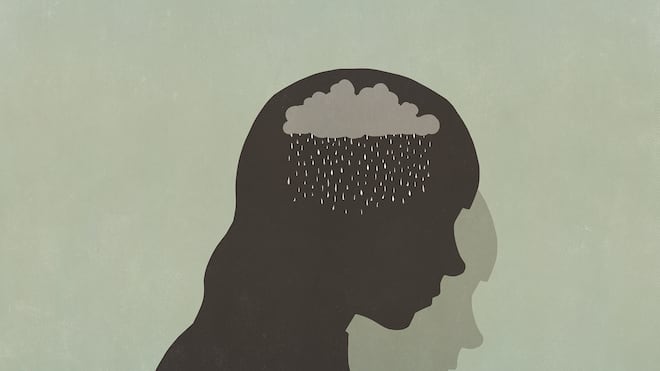 Wer bezahlt die Psychotherapie? Eine Silhouette eines Kopfes, in dem es aus einer Wolke regnet - Wer eine psychotherapeutische Beratung benötigt, sollte diese durch eine Hausärztin anordnen lassen. Das gilt in der Schweiz, damit die Krankenkasse die Kosten für die Psychotherapie übernimmt.