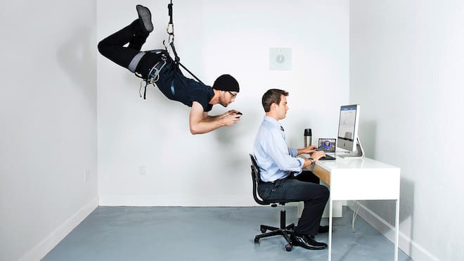 Jeder Nutzer ist für Hacker interessant Ein ahnungsloser Büromitarbeiter erkennt nicht, dass sich hinter ihm ein in schwarz gekleideter Mann abgeseilt hat und über seine Schultern alles heimlich mitliest, was er am Computer schreibt.