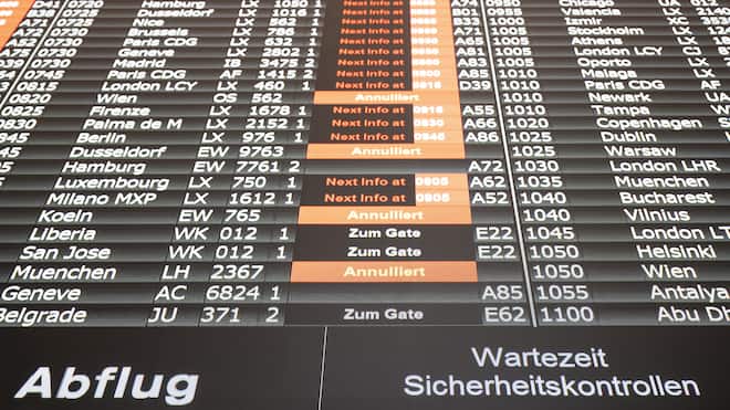 Was gilt, wenn mein Flug gestrichen wurde? Ein Bild einer Abflug-Anzeigentafel, auf der Flüge als annulliert gekennzeichnet sind oder zu denen weitere Infos später folgen.