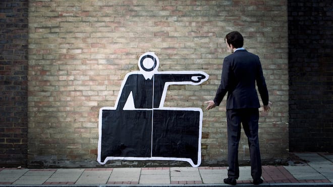 Kann der Chef einfach die Kündigung aussprechen? Ein Angestellter steht auf dem Trottoir vor einer Wand, auf der eine Figur aufgezeichnet ist, die ihm den Weg zur Entlassung zeigt. In der Schweiz ist es kein Problem, eine Kündigung mit den entsprechenden Fristen auszusprechen. Die Frage ist lediglich, ob sie missbräuchlich sein könnte. Wann das der Fall ist, zeigen diese sieben Fälle, die vor Bundesgericht landeten.