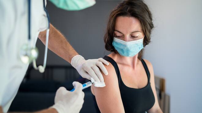 Antworten auf die wichtigsten rechtlichen Fragen Eine junge Frau lässt sich impfen.