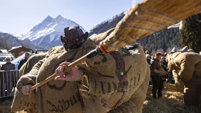 Wie weit dürfen Fasnachtsstreiche gehen? In Evolène vertreiben die Fasnächtler den Winter mit einem Besen.