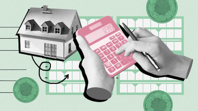 Hausbesitzer können diese Steuerabzüge machen Zwei Hände bedienen einen Taschenrechner vor einem Haus und Münzen. Welche Kosten einer Immobilie sich von der Steuererklärung abziehen lassen.