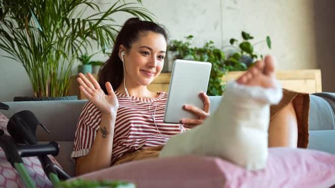 Was heisst es, wenn ich beim Prozess als Straf- oder Zivilklägerin mitwirke? Eine junge Frau sitzt mit einem Tablet auf dem Sofa und telefoniert lächelnd in die Kamera, währen sie ihren einbandagierten Fuss auf einem Kissen hochgelagert hat. Wer durch einen Unfall verletzt wird, erhält allenfalls die Möglichkeit, gegen den Verursacher als Straf- oder Zivilklägerin aufzutreten. Was heisst das aus rechtlicher Sicht im Detail?
