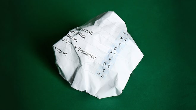 Die stille Revolution in der Schule Zerknülltes Zeugnis mit teils ungenügenden Noten