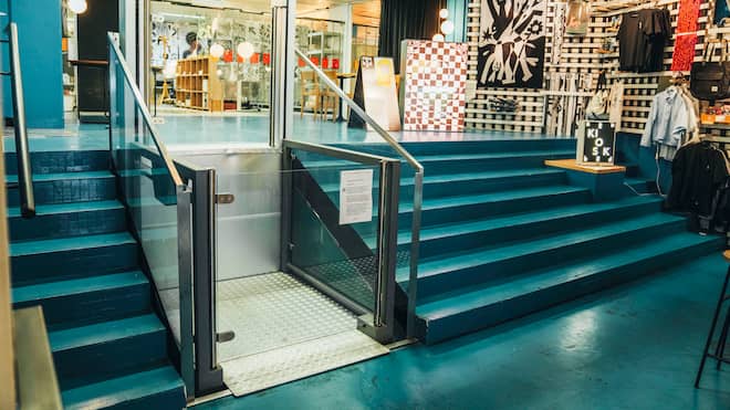 Barrierefrei? Da geht noch mehr Treppe mit Rollstuhllift - Vor über zwanzig Jahren beschloss das Parlament, dass Gebäude und Angebote auch Menschen mit Behinderung offenstehen müssen. Doch zu lange ist zu wenig geschehen
