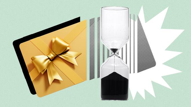 Vorsicht, Ihr Gutschein hat ein Ablaufdatum! Eine Geschenkkarte neben einer Sanduhr vor grünem Hintergrund. Wann Geschenkbons ihre Gültigkeit verlieren.