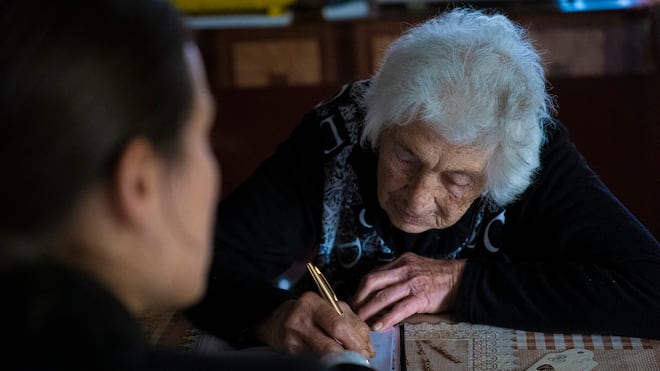 Verwandte und Fachleute ergaunern viel mehr als Schockanrufer Eine Seniorin unterzeichnet eine Vollmacht.