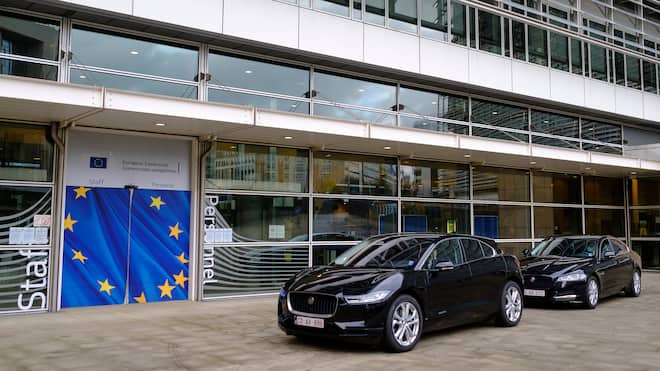 So tief greifen Schweizer Firmen in die Tasche Autos vor dem Hauptquartier der Europäischen Kommission in Brüssel