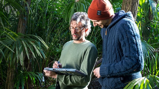 4 innovative Ideen gegen die Folgen des Klimawandels in der Schweiz Die Umweltwissenschaftler Boris Pezzatti (links) und Vincent Fehr erforschen im Tessin die Ausbreitung der Chinesischen Hanfpalme