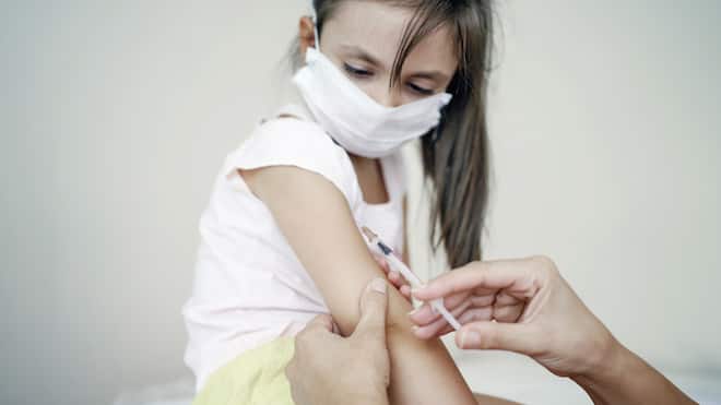 Das kleinere Risiko Ein Mädchen wird geimpft