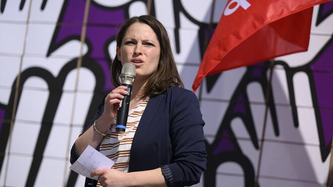 Vetomacht der Linken in Gefahr SP-Co-Präsidentin Mattea Meyer spricht während der Übergabe der Unterschriften für das Referendum gegen die AHV-Reform (25. März 2022)