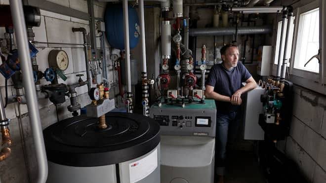 Im Heizkeller brodelt es PFAFFHAUSEN, SCHWEIZ - 26. JULI 2023. Hauseigentümer André Bratschi teilt sich den Heizraum seines EFH mit seinem Nachbarn. Bratschi hat vor kurzem eine Wärmepumpe installieren lassen, sein Nachbar heizt noch mit Ãl. Bratschi sagt, die Heizung mit jemandem zu teilen und so nah bei jemandem zu wohnen, der nicht dieselbe Einstellung bezüglich Klima hat, sei schwierig. CREDIT: ELISABETH REAL