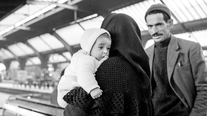 Verboten, versteckt und abgeschoben Italienische Gastarbeiterinnen und Gastarbeiter aus Italien machen sich im April 1965 Richtung Süden auf, um die Ostertage in ihrem Herkunftsland zu verbringen. Aufgenommen am Hauptbahnhof in Zürich.