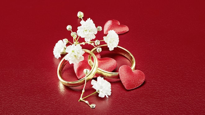 Die Ehe ist nicht mehr, was sie mal war Eheringe eines Schweizer Paares, das 1967 geheiratet hat arrangiert mit Deckoherzchen aus Stoff und Schleierkrautblï¿ï¾¼ten fotografiert auf rotem Untergrund am Freitag (09.09.22) im Studio in Zï¿ï¾¼rich Bild zum Thema Ehe im Beobachtermagazin Foto: Yv