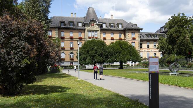 Psychiatriezentrum Münsingen entlässt ärztlichen Direktor Sicht auf das Hauptgebäude des Psychiatriezentrums Münsingen