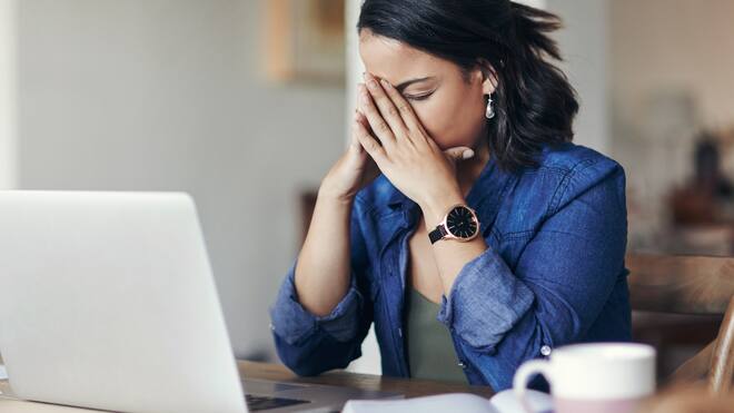 Neues Büro, altes Gesetz – was tun? Gestresste Frau im Homeoffice