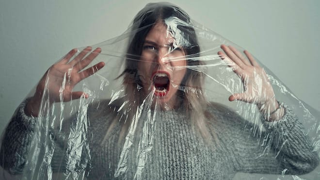 Wenn plötzlich die Luft wegbleibt Atemstörung haben einen psychischen Ursprung: Eine Frau hinter einem Plastik schreit