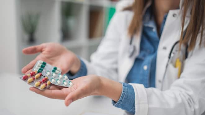 «Ärzte lassen sich von der Werbung leiten» Ärztin hat mehrere Medikamente in der Hand