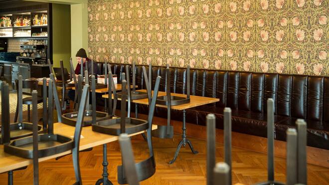 Raschere Verfahren für Wirte gefordert Leeres Restaurant während der Pandemie