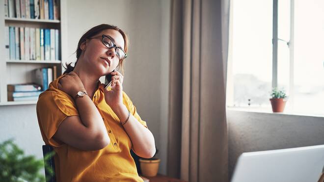 Wie den Stress im Job reduzieren? Frau ist gestresst im Homeoffice