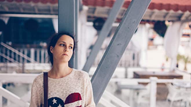 Den Ärger haben meist die Kunden – so beugen Sie vor Traurige junge Frau lehnt sich an Holz Veranda an