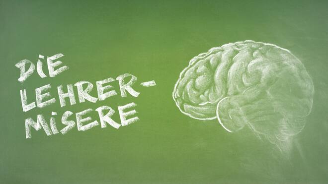 Schule in Not – was sich jetzt ändern muss Illustration: «Die Lehrer-Misere» mit Kreide geschrieben auf Wandtafel und ein halb weggewischtes Gehirn