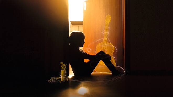 Kinder am Rand Mädchen sitzt in Zimmer
