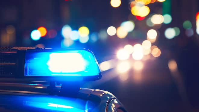 So straft der Staat Ein Polizeiauto fährt mit Blaulicht auf der Strasse