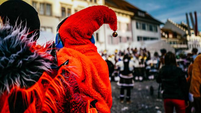 Muss ich Fasnachtslärm dulden? Menschen feiern Fasnacht