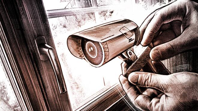 Und ewig wacht der Nachbar Illustration: Mann positioniert Attrappe einer Überwachungskamera am Fenster