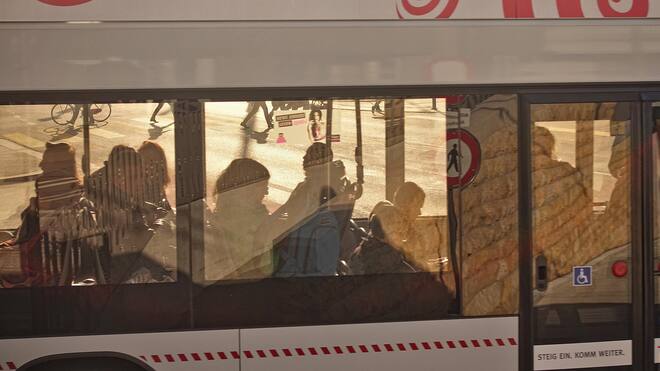 Kontrolleur droht 14-Jährigem mit Anzeige Buspassagiere, Bahnhofplatz Winterthur:  Ein Teenager löst versehentlich ein Ticket auf den Namen seiner Mutter. Busse VBZ Anzeige