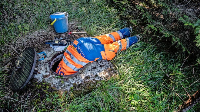 Wie bremst man ein Dorf? Kopfüber im Schacht: Geologin Flurina Brunold will dem Fluss des Wassers auf den Grund gehen.