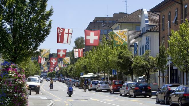 Herrschaft des halben Volkes Die mit Fahnen geschmueckte Hauptstrasse in Kreuzlingen, aufgenommen am 19. Juni 2007.