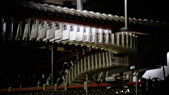 Papierkrise spitzt sich zu Die Druckmaschine im Tessiner Pressezentrum.