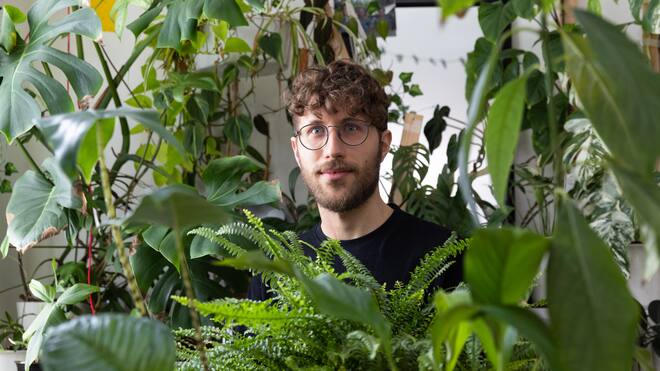 Ein Dschungel im Zimmer – wie geht das? Oliver Ingold inmitten zahlreicher Grünpflanzen in seinem WG-Zimmer