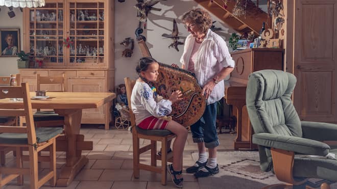 Eine Rentnerin spendet Trost und Logis Vreni Hiltebrand und Katja beim Bandura-Spielen